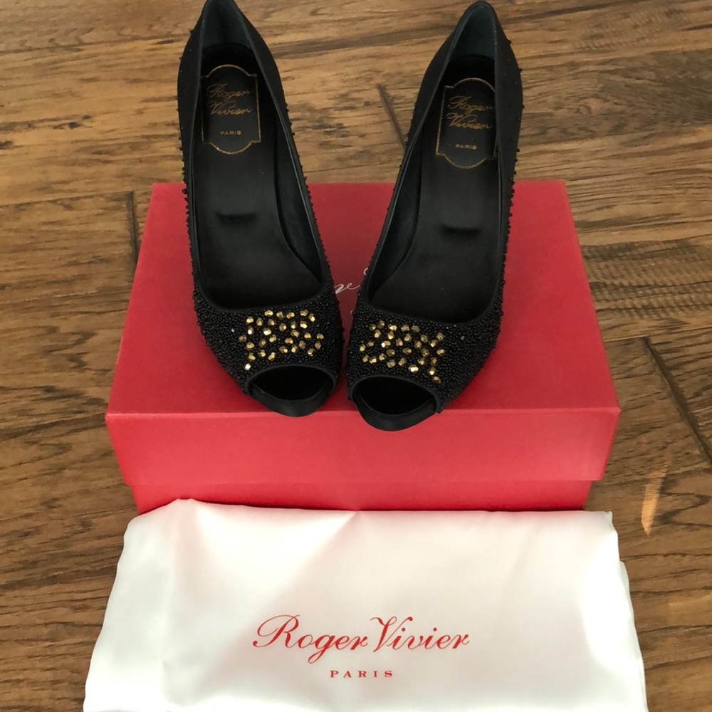 Brand new Roger Vivier peep toe evening pumps
